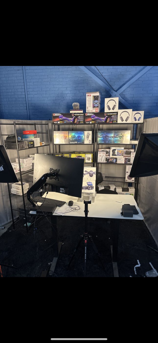 Full station set up correctly — rack behind, dual monitor, lights both sides, camera centered